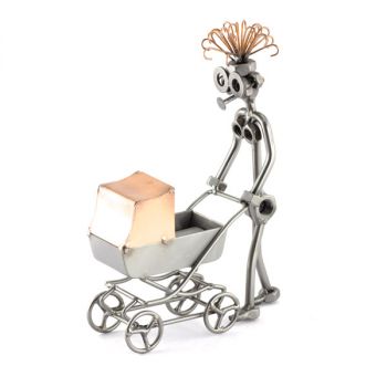 FRAU MIT KINDERWAGEN