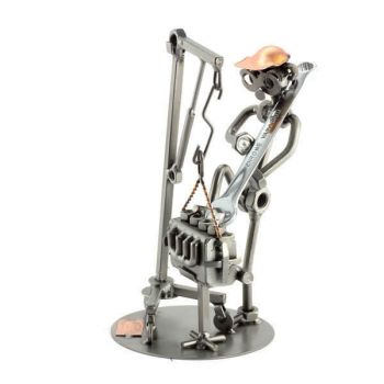 AUTOMECHANIKER MIT MOTOR