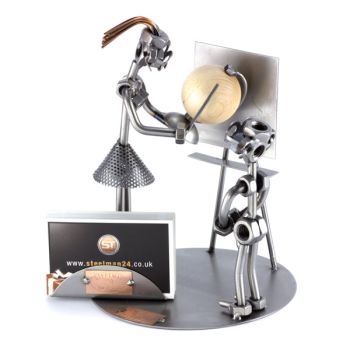 LEHRERIN MIT GLOBUS UND VISITENKARTEN-HALTER