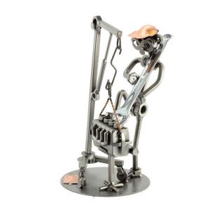 AUTOMECHANIKER MIT MOTOR