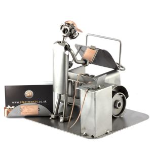 KFZ - MECHATRONIKER MIT VISITENKARTEN-HALTER