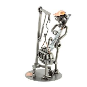 AUTOMECHANIKER MIT MOTOR